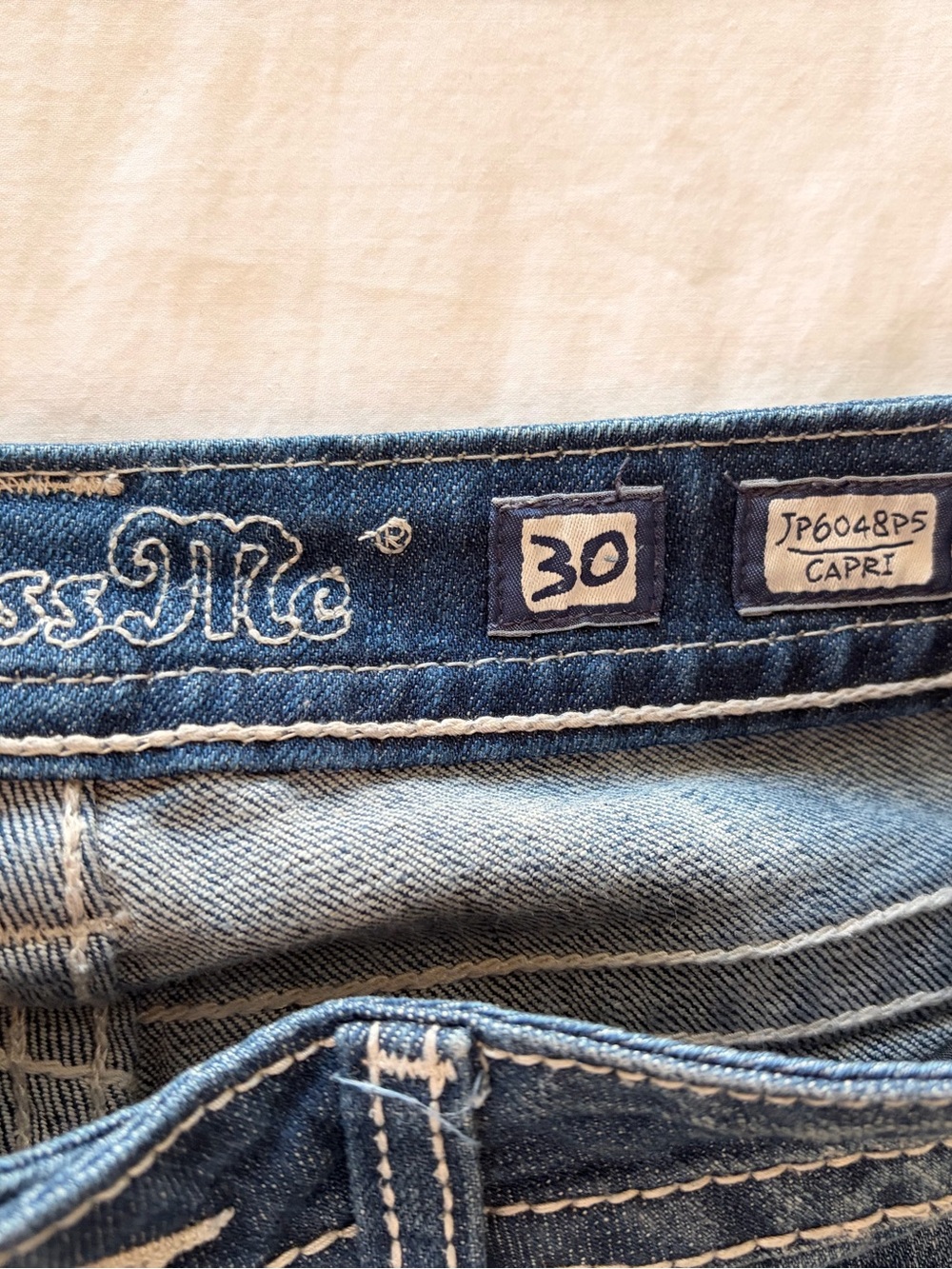 Women’s Miss Me Size 30 Embellished Fleur-De-lis Cuffed Capri Denim Jeans Y2K - Picture 5 of 8